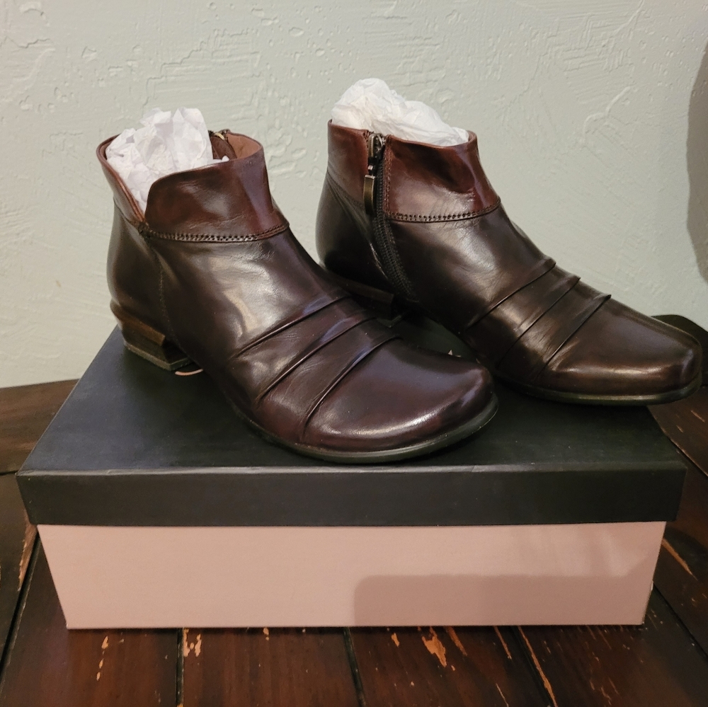 Women's leather bootie